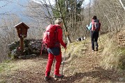 12 Al bivio con Crocefisso si prende il sentiero di destra in salita